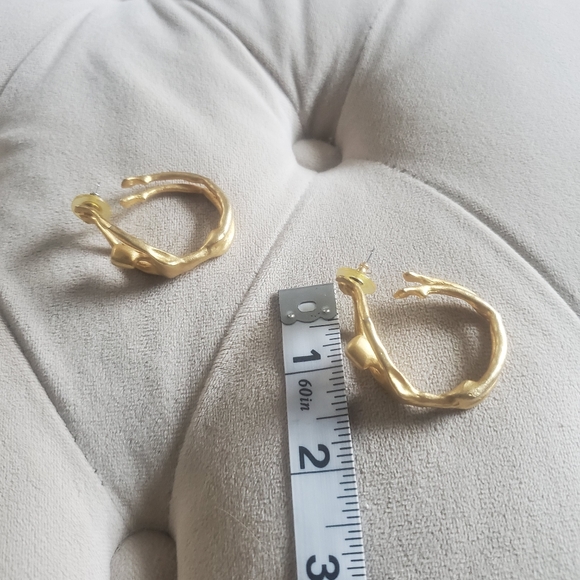 🔥 Matte Goldtone Sculptural Female Earrings - Picture 10 of 15